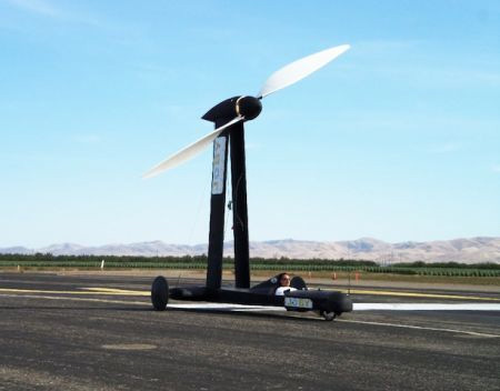 风力车的原理:风力发电本质是把风的动能转换为叶片的动能,然后再