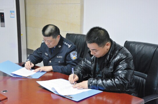 重庆市公安局打假总队政委陈曦介绍了总队的基本情况及今年打击各类